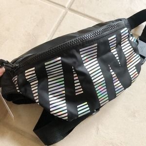 COPY - NWT Vans Blinds Logo Fanny Pack Black Holo
